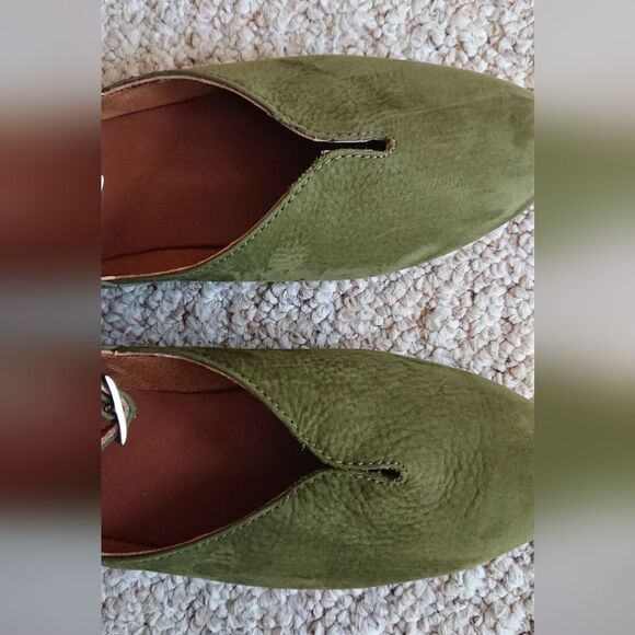 Charleston Shoe Co Suede Ballet ankle closure Flat in green Size 8 - Picture 7 of 12